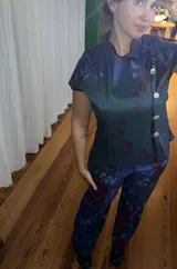 Top de tafeta elastizada con estampado floral, escote mao y cierre lateral con botones.
