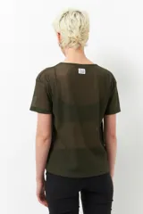 Top negro semitransparente brillante de microtul, con mangas cortas y cuello redondo.