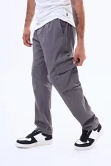 Pantalón cargo de gabardina en color gris, con bolsillos laterales amplios y cintura elástica. Confeccionado en una mezcla de algodón y elastano para mayor comodidad.