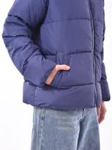 Campera puffer color borgoña con cierre frontal y bolsillos laterales.