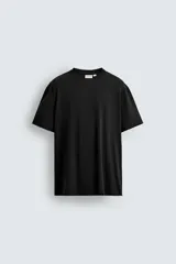 Camiseta de corte relajado confeccionada en algodón ligero, con cuello redondo y mangas cortas con terminaciones irregulares.