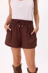Short marrón de tela liviana con cintura elastizada y lazo regulable.