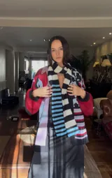 Bufanda tejida a rayas horizontales en tonos marrón, beige y rojo.