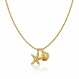 Collar de cadena tipo serpiente en tono dorado, con dos dijes colgantes: una estrella de mar y una concha marina, ambos con acabado texturizado.