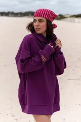 Canguro violeta de algodón con capucha y calce oversize.