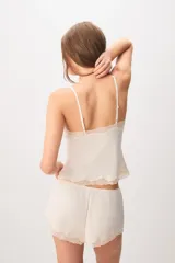 Musculosa solero de modal y algodón color gris melange, con breteles finos y detalle de encaje en el escote y el ruedo.