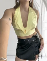 Top blanco con escote halter y espalda descubierta.