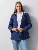 Campera impermeable marca Gallery de color rojo, con cierre frontal completo, bolsillos laterales y ajuste en la cintura. Cuenta con detalles de avíos metálicos plateados y diseño funcional con capacidad de autoguardado.