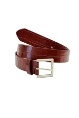 Cinturón marrón con textura de cuero de cocodrilo y hebilla metálica plateada.