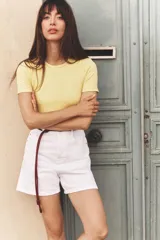 Camiseta de corte cropped y ajuste slim, con cuello redondo y mangas cortas. Presenta un diseño minimalista con bajo recto.
