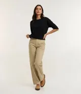 Remera de corte cropped confeccionada en algodón, con cuello redondo y mangas cortas. Presenta un diseño básico y versátil de calce holgado.