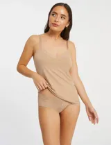 Musculosa íntima de microfibra color blanco, con escote en V y detalle de malla en los bordes. Cuenta con tirantes regulables y diseño antiestático.