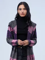 Cardigan largo con cuello con solapa y abertura central. Diseño a cuadros grandes en tonos rojo y gris. Delantera con bolsillos.