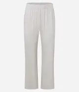 Conjunto de pijama largo color gris claro con pequeños lunares blancos. El top es de manga larga con escote en V y el pantalón tiene cintura elástica.