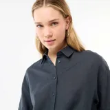 Camisa de lino mezclado color azul oscuro, con cuello camisero, manga larga y cierre frontal de botones.