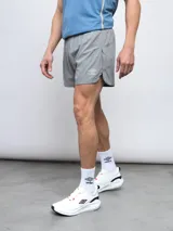 Short de entrenamiento Umbro modelo Chase, color azul, con cintura elástica y tejido elastizado.