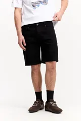 Bermuda de jean negra de corte regular y largo por encima de la rodilla, con diseño clásico de cinco bolsillos y trabillas para cinturón.