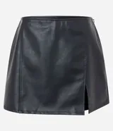 Short pollera de poliuretano color negro, de tiro alto y diseño ajustado con corte frontal cruzado y abertura lateral.