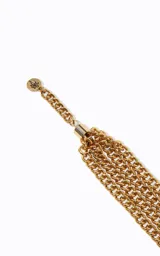 Pulsera de diseño ancho compuesta por múltiples cadenas delgadas entrelazadas, con acabado pulido y cierre de mosquetón con eslabones de ajuste.