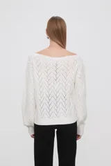 Sweater de tejido calado con diseño de fantasía, corte holgado, cuello bote y mangas largas.
