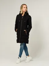 Campera larga tipo puffer de Tommy Hilfiger, color negro, con diseño acolchado horizontal, capucha con cordones ajustables y cierre frontal de cremallera. Cuenta con bolsillos laterales con cierre y logo distintivo de la marca.