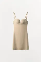Vestido mini de poliamida con efecto reductor, diseñado para estilizar la figura. Presenta escote corazón con copas preformadas y tirantes finos extraíbles.