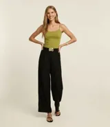 Musculosa básica de poliamida color rosa claro, con breteles finos y escote redondo.