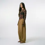 Polera de manga larga confeccionada en tejido de tul transparente con estampado de cuadros en tonos marrones y beige. Presenta un ajuste al cuerpo y cuello redondo.