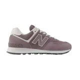 Championes New Balance modelo WL574RTS, color malva/lila con detalles en blanco/crema. Presentan un upper de gamuza y malla, sistema de cordones blancos y entresuela ENCAP blanca con suela de goma oscura.