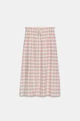 Falda midi recta de tiro medio con estampado a cuadros en tonos rosados y blancos sobre base beige, confeccionada en hilatura con mezcla de viscosa. Cuenta con cintura elástica ajustable con cordones y bajo recto.