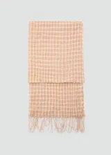 Fular de algodón con diseño a cuadros en tonos beige y blanco, con terminación de flecos en los extremos.