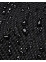 Bolso deportivo Under Armour Undeniable 5.0 Medium, color negro con el logo de la marca en blanco. Cuenta con tecnología UA Storm resistente al agua, compartimento principal con cierre, bolsillo ventilado para ropa sucia o calzado, bolsillos laterales para botellas y correa de hombro ajustable y acolchada.