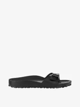 Sandalias Birkenstock modelo Madrid EVA, color negro. Fabricadas en goma EVA, con plantilla anatómica y hebilla ajustable. Diseño minimalista y resistente al agua.