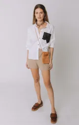 Camisa de lino blanca con bolsillo frontal de pelo con estampado animal print tipo vaca en blanco y negro.
