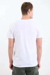 Remera de hombre color terracota, de manga corta y cuello redondo, con un pequeño logo bordado en el pecho.