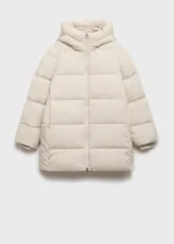 Campera acolchada tipo puffer en color beige, con diseño recto, cuello alto y capucha integrada. Presenta cierre frontal de cremallera doble, mangas largas con puños elásticos y bolsillos laterales con cierre.