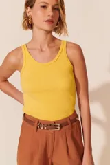 Pantalón de vestir de corte recto y tiro alto, con pinzas frontales y aberturas laterales en el ruedo.