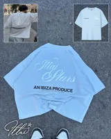 Remera celeste de corte holgado con estampado en la espalda que dice "Ittai Stars" en letras cursivas y "An Ibiza Produce" en mayúsculas.