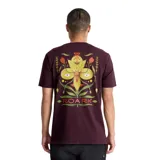 Remera de manga corta color bordó con cuello redondo y estampa frontal pequeña con el logo de la marca Roark en tonos verdes y rojos.