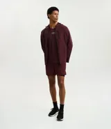 Campera deportiva Get Over de tejido técnico resistente al agua, color bordó. Presenta capucha ajustable con cordones, cierre frontal con cremallera, bolsillos laterales y un bolsillo adicional en el pecho, todos con cierre.