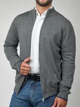 Campera de punto negra con cuello alto, cierre frontal y logo bordado en el pecho.