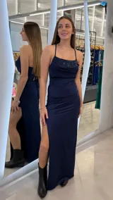 Vestido largo azul marino con tirantes finos, escote drapeado con aplique de lentejuelas en el pecho y tajo lateral en la falda.