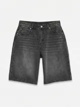 Bermuda de jean color negro con lavado stonewash de tiro medio, calce holgado y largo a la rodilla. Cuenta con bolsillos delanteros, monedero, traseros y cierre frontal con botón y cremallera.