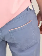 Pantalón de hombre de corte chino, color azul marino, con cinco bolsillos y ruedo doblado.