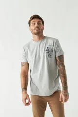 Remera gris de algodón con cuello redondo, mangas cortas y estampado con diseño de cóctel en el pecho.