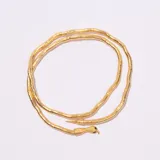 Collar serpiente dorado, estilo tubo flexible, con cierre en forma de cabeza de serpiente con ojos negros.