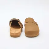 Zuecos mules de color marrón con efecto ante, diseño cerrado en la parte delantera y tira ajustable con hebilla lateral.