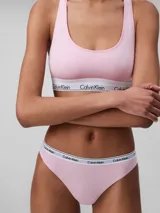 Bombacha de algodón elástico color rosado, de talle medio y corte clásico, con cintura elástica blanca con el logo de Calvin Klein repetido.