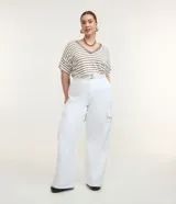 Pantalón wide leg de sarga blanca, con cintura ajustable, bolsillos cargo laterales y cinturón incorporado con hebilla metálica.