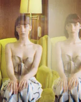 Top color beige con tiras finas ajustables.